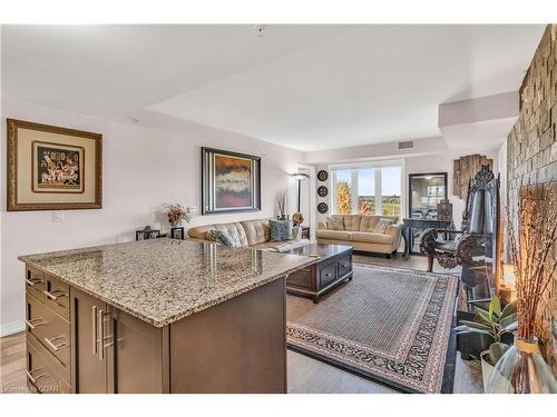 408-104 Summit Ridge Drive, Guelph, ON - Indoor Photo Showing Living Room