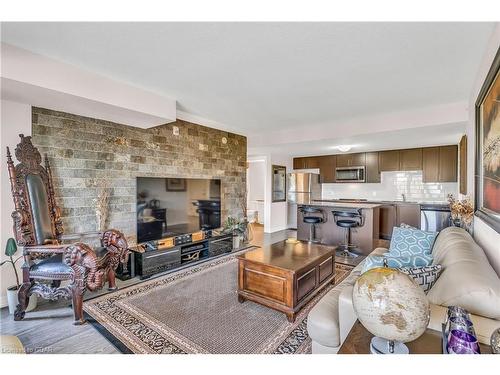 408-104 Summit Ridge Drive, Guelph, ON - Indoor Photo Showing Living Room