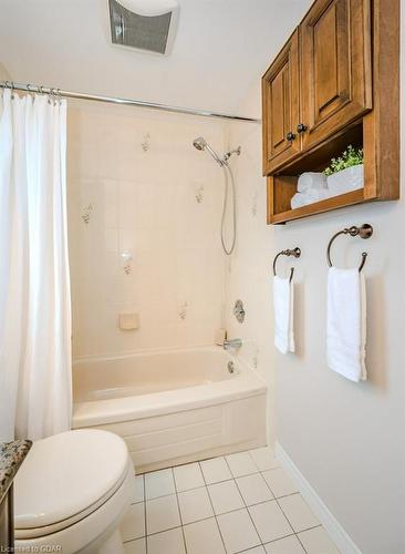 15 Wiltshire Place, Guelph, ON - Indoor Photo Showing Bathroom