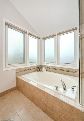 15 Wiltshire Place, Guelph, ON - Indoor Photo Showing Bathroom