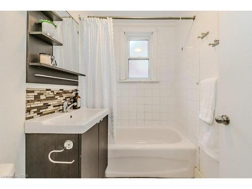 80 York Road, Guelph, ON - Indoor Photo Showing Bathroom