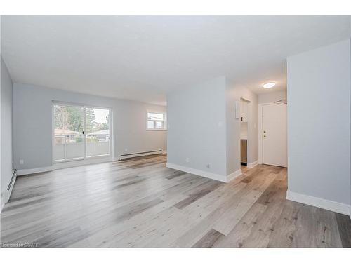 204-10 Glenbrook Drive, Guelph, ON - Indoor Photo Showing Living Room