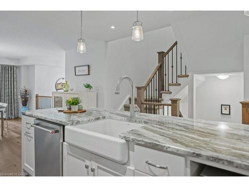 15 Jeffrey Drive, Guelph, ON - Indoor Photo Showing Kitchen With Upgraded Kitchen