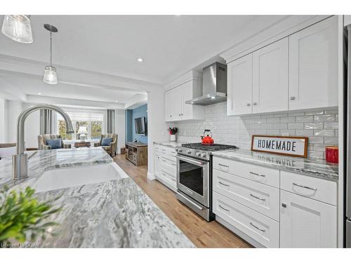 15 Jeffrey Drive, Guelph, ON - Indoor Photo Showing Kitchen With Upgraded Kitchen