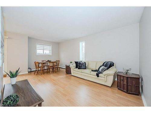 302-57 Conroy Crescent, Guelph, ON - Indoor Photo Showing Living Room