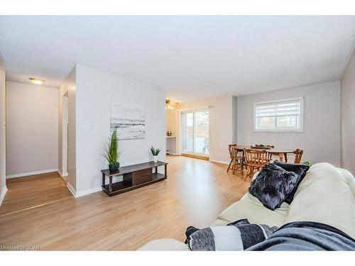 302-57 Conroy Crescent, Guelph, ON - Indoor Photo Showing Living Room