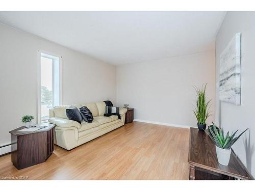 302-57 Conroy Crescent, Guelph, ON - Indoor Photo Showing Living Room