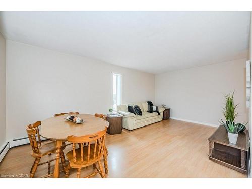 302-57 Conroy Crescent, Guelph, ON - Indoor Photo Showing Dining Room