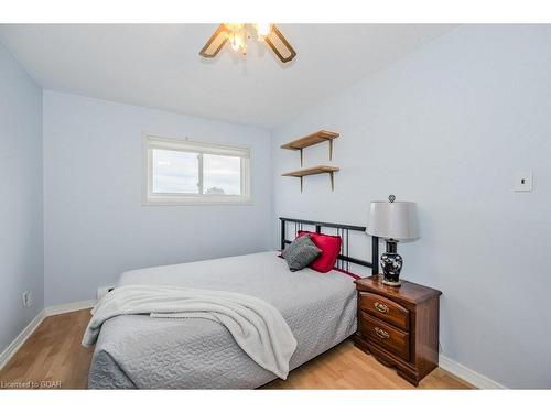 302-57 Conroy Crescent, Guelph, ON - Indoor Photo Showing Bedroom