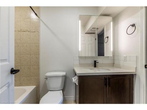 202-904 Paisley Road, Guelph, ON - Indoor Photo Showing Bathroom