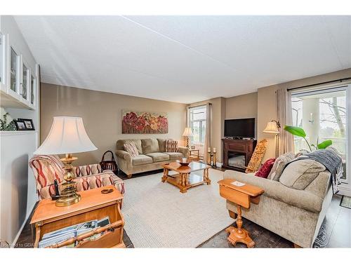 401-8 Christopher Court, Guelph, ON - Indoor Photo Showing Living Room