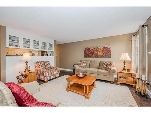 401-8 Christopher Court, Guelph, ON - Indoor Photo Showing Living Room