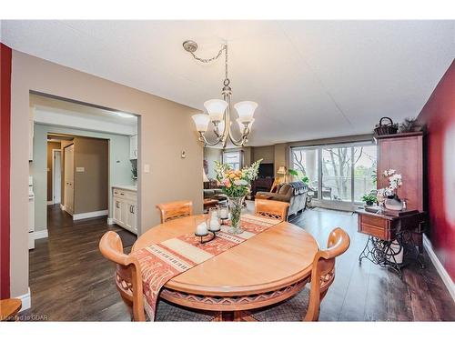 401-8 Christopher Court, Guelph, ON - Indoor Photo Showing Dining Room