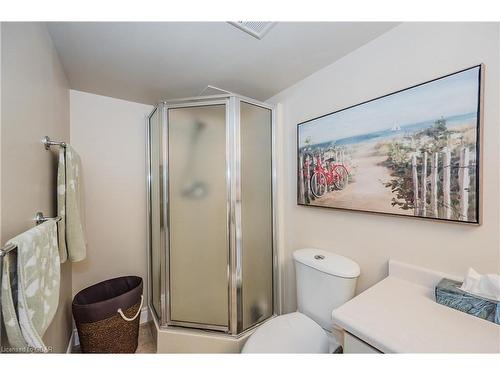 401-8 Christopher Court, Guelph, ON - Indoor Photo Showing Bathroom