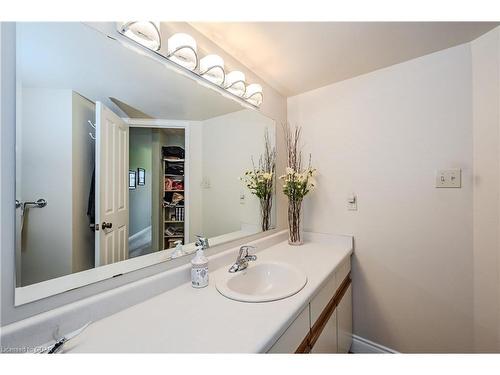 401-8 Christopher Court, Guelph, ON - Indoor Photo Showing Bathroom