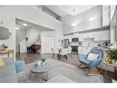 414-35 Kingsbury Square Square, Guelph, ON - Indoor Photo Showing Living Room