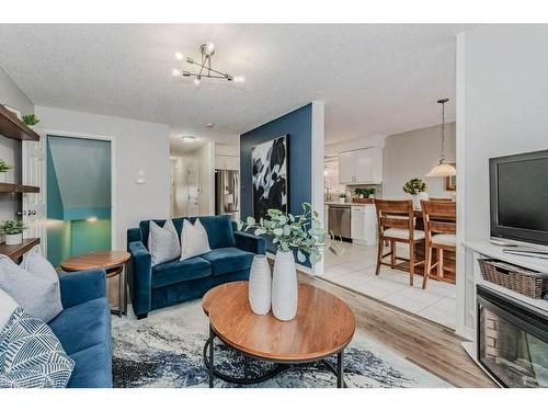 17 Hasler Crescent, Guelph, ON - Indoor Photo Showing Living Room