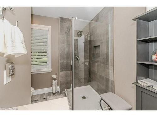 1700 Dundas Street S, Cambridge, ON - Indoor Photo Showing Bathroom