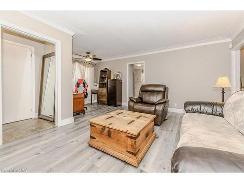 1700 Dundas Street S, Cambridge, ON - Indoor Photo Showing Living Room