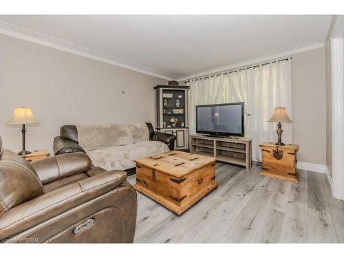 1700 Dundas Street S, Cambridge, ON - Indoor Photo Showing Living Room