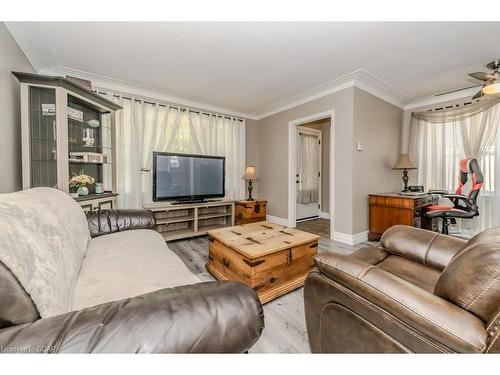 1700 Dundas Street S, Cambridge, ON - Indoor Photo Showing Living Room