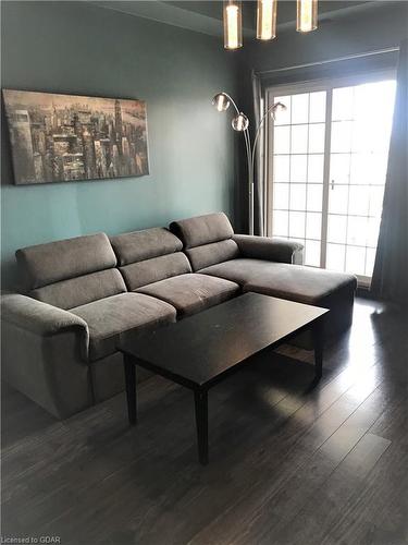 314-1077 Gordon Street, Guelph, ON - Indoor Photo Showing Living Room