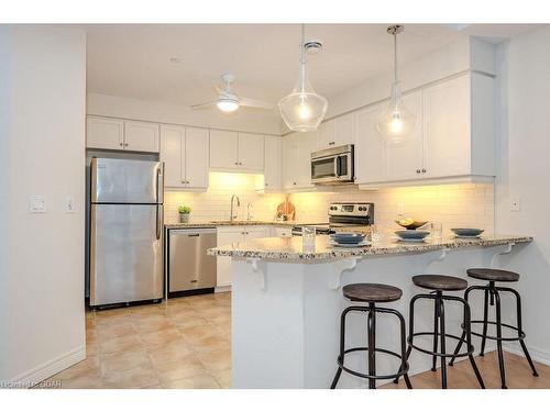 D403-71 Bayberry Drive, Guelph, ON - Indoor Photo Showing Kitchen With Upgraded Kitchen