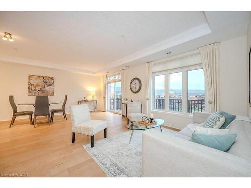 D403-71 Bayberry Drive, Guelph, ON - Indoor Photo Showing Living Room