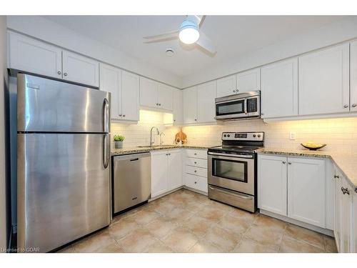 D403-71 Bayberry Drive, Guelph, ON - Indoor Photo Showing Kitchen