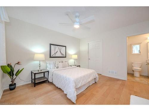 D403-71 Bayberry Drive, Guelph, ON - Indoor Photo Showing Bedroom