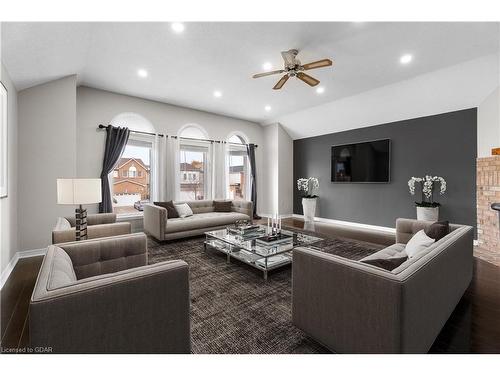 163 Moffatt Avenue, Brampton, ON - Indoor Photo Showing Living Room