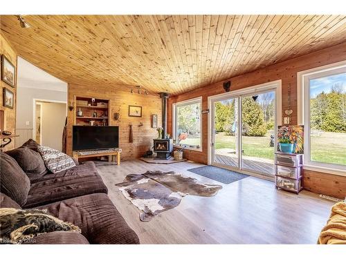 6135 Second Line, Erin, ON - Indoor Photo Showing Living Room