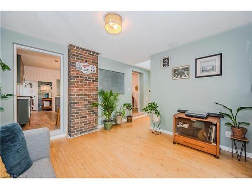 39 Raglan Street, Guelph, ON - Indoor Photo Showing Living Room