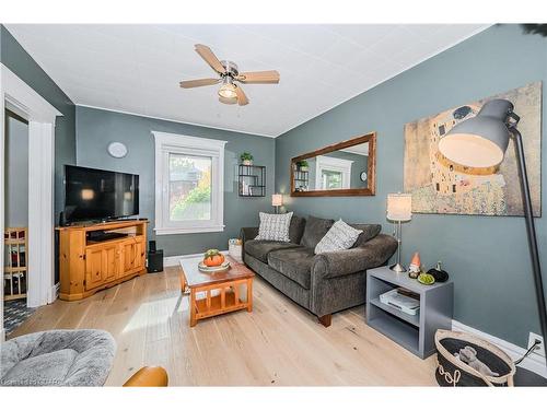 39 Raglan Street, Guelph, ON - Indoor Photo Showing Living Room