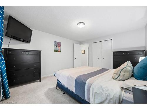 97 Pinnacle Crescent, Guelph, ON - Indoor Photo Showing Bedroom