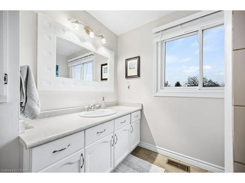 97 Pinnacle Crescent, Guelph, ON - Indoor Photo Showing Bathroom