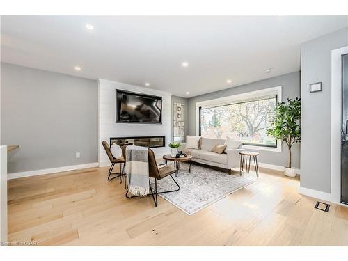 1735 Queenston Road, Cambridge, ON - Indoor Photo Showing Living Room