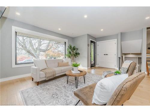 1735 Queenston Road, Cambridge, ON - Indoor Photo Showing Living Room