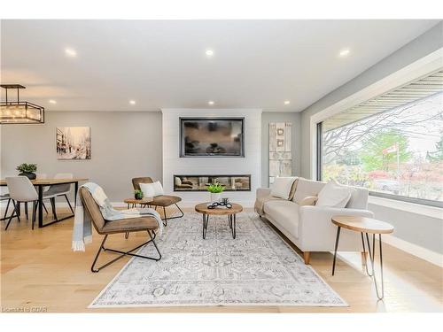 1735 Queenston Road, Cambridge, ON - Indoor Photo Showing Living Room