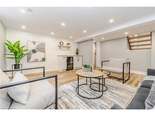 1735 Queenston Road, Cambridge, ON - Indoor Photo Showing Living Room