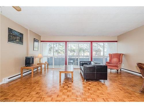 312-105 Conroy Crescent, Guelph, ON - Indoor Photo Showing Living Room