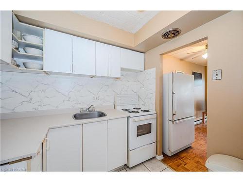 312-105 Conroy Crescent, Guelph, ON - Indoor Photo Showing Kitchen