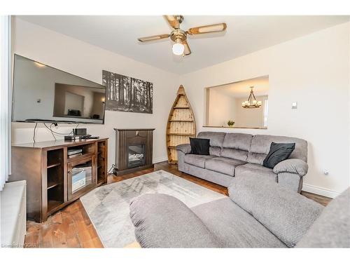 32 Walnut Lane, Paris, ON - Indoor Photo Showing Living Room