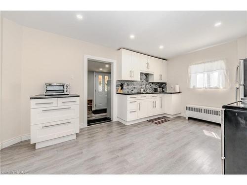 32 Walnut Lane, Paris, ON - Indoor Photo Showing Kitchen