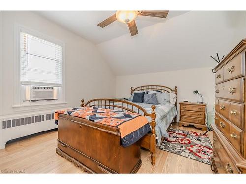 32 Walnut Lane, Paris, ON - Indoor Photo Showing Bedroom