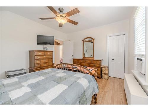 32 Walnut Lane, Paris, ON - Indoor Photo Showing Bedroom