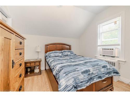 32 Walnut Lane, Paris, ON - Indoor Photo Showing Bedroom