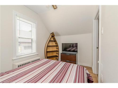 32 Walnut Lane, Paris, ON - Indoor Photo Showing Bedroom