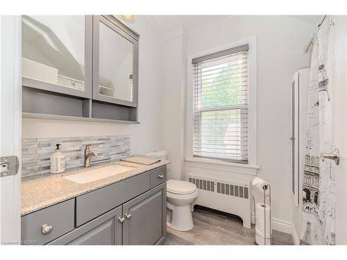 32 Walnut Lane, Paris, ON - Indoor Photo Showing Bathroom