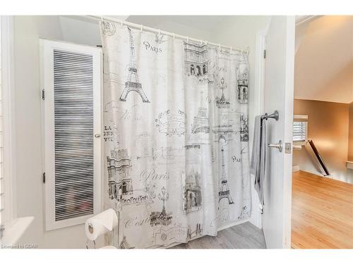 32 Walnut Lane, Paris, ON - Indoor Photo Showing Bathroom